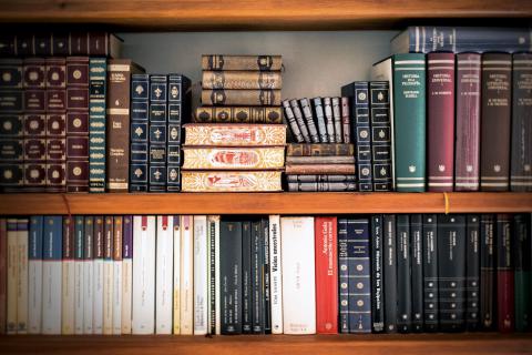 book-shelves-book-stack-bookcase-books-207662_resize